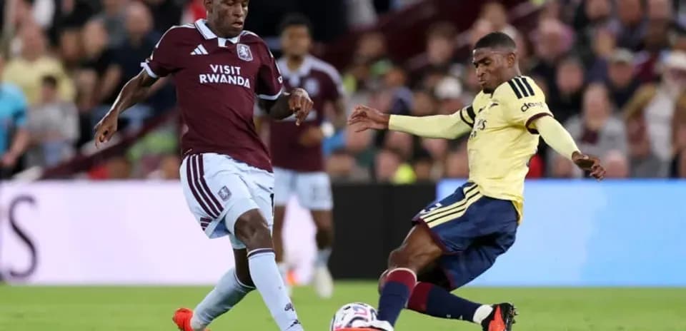 Jugadores compitiendo por el balón en el partido