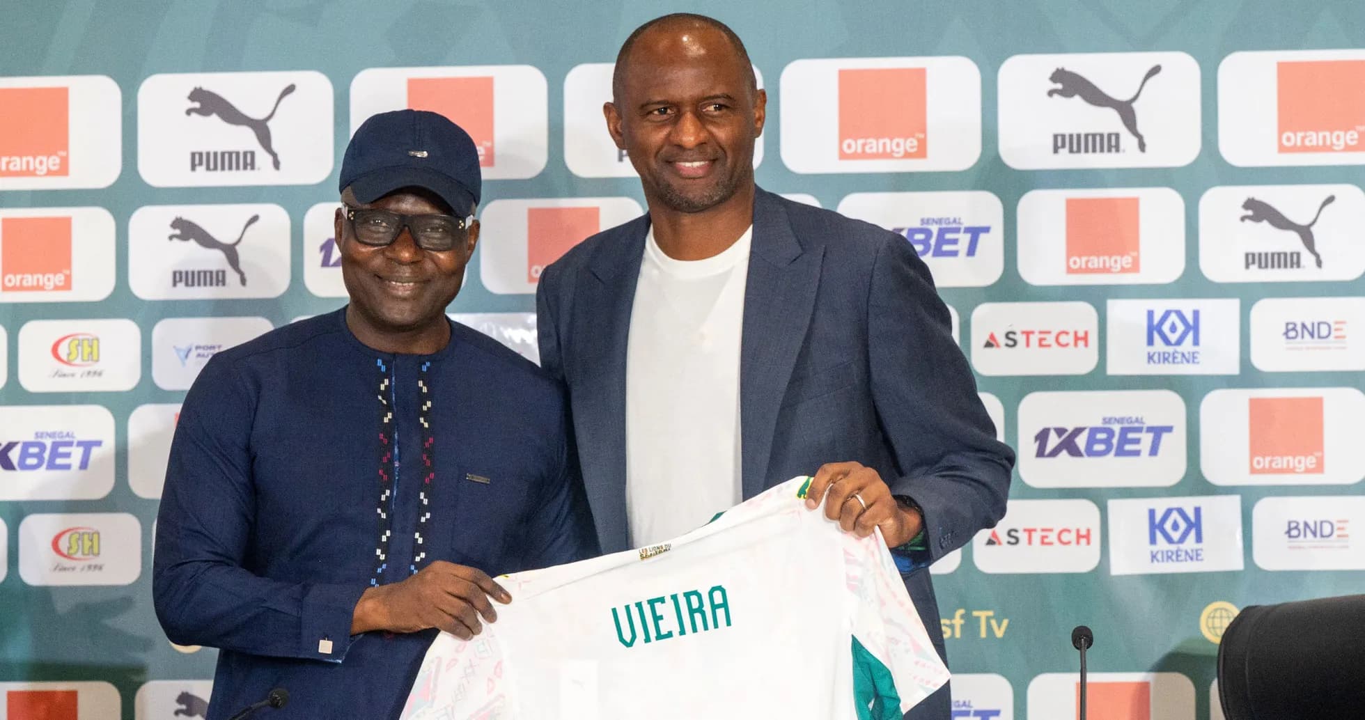 Presentación de Vieira con una camiseta en conferencia