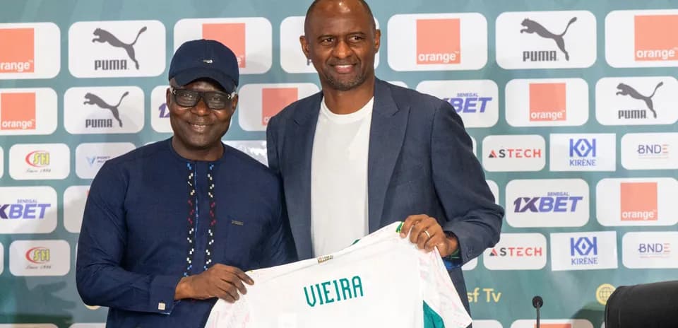 Presentación de Vieira con una camiseta en conferencia