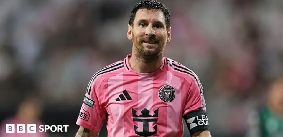 Lionel Messi en uniforme rosa durante un partido