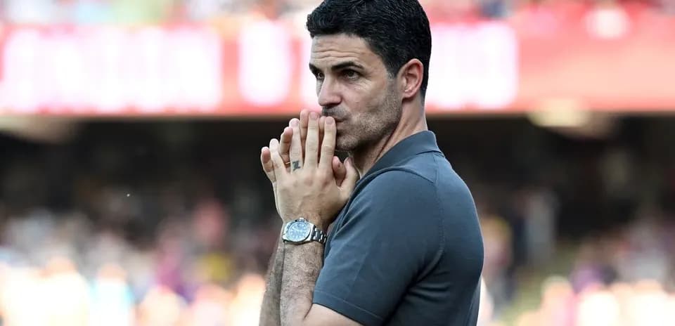 Entrenador observando el partido con atención