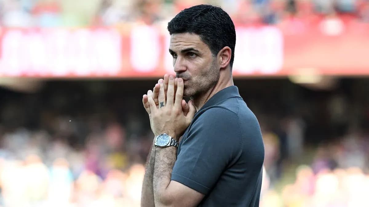 Entrenador observando el partido con atención