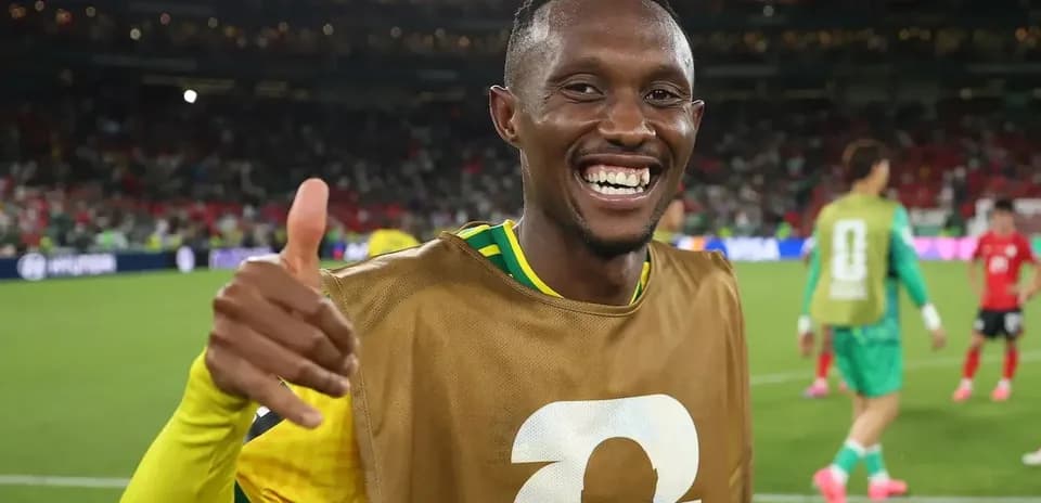Jugador sonriendo y levantando el pulgar en el campo