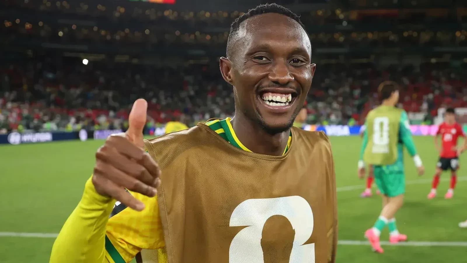 Jugador sonriendo y levantando el pulgar en el campo