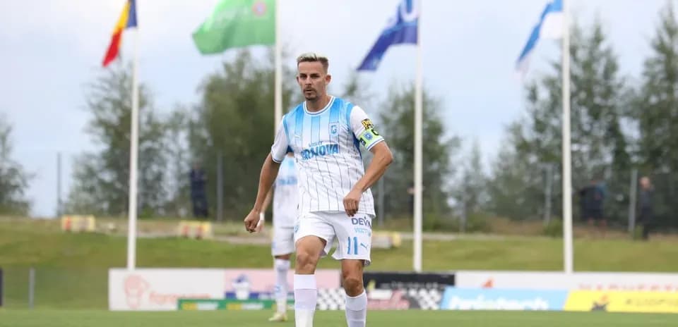 Jugador de Universitatea Craiova en acción