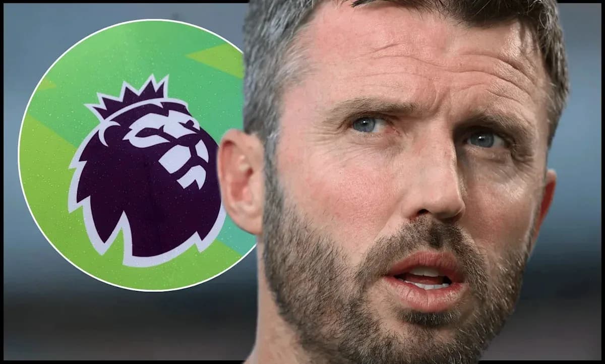 Entrenador hablando con logo de Premier League al fondo