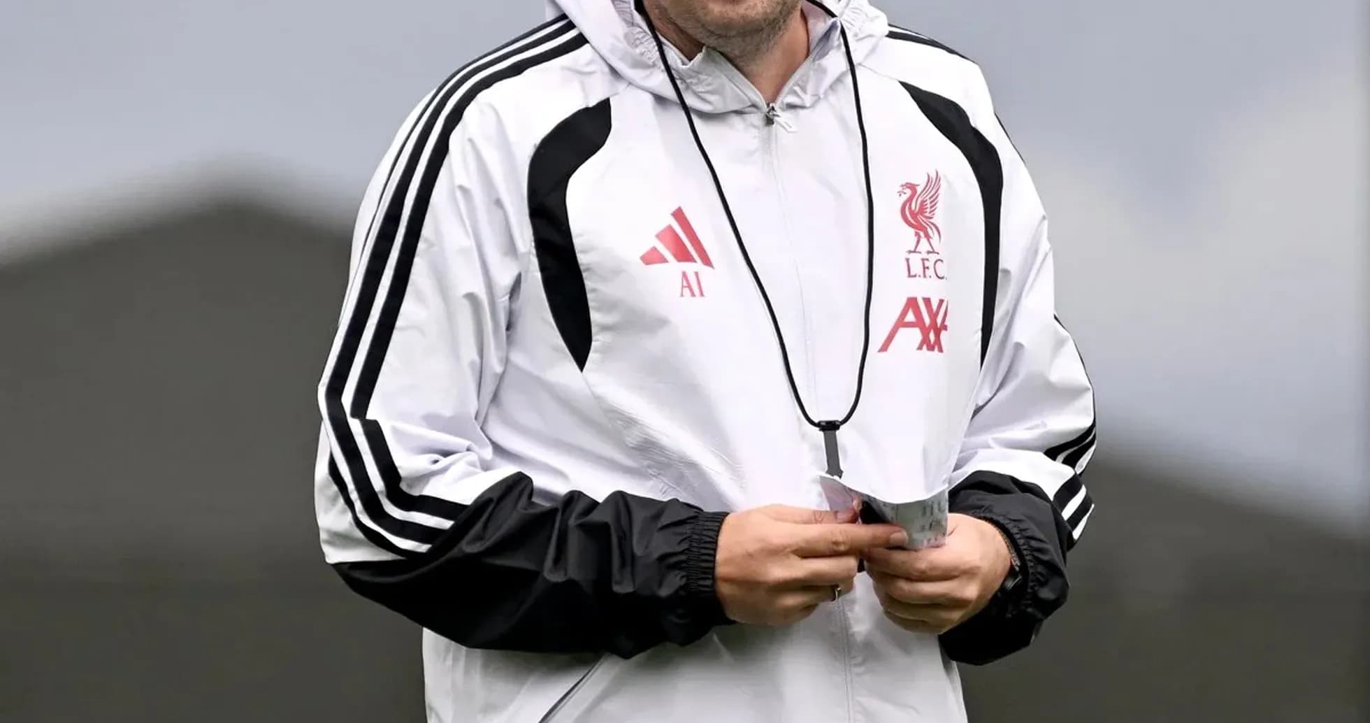 Entrenador sonriente en el campo de entrenamiento