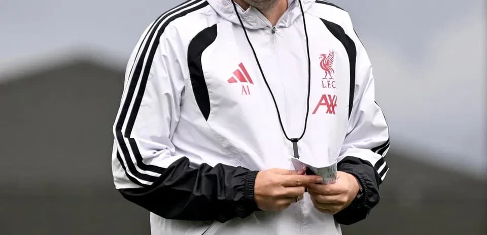 Entrenador sonriente en el campo de entrenamiento