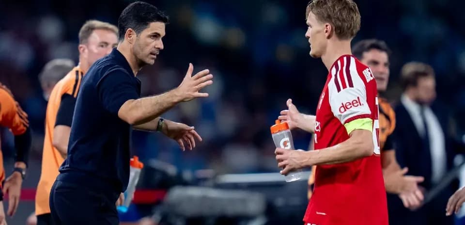 Entrenador hablando con el capitán en la banca