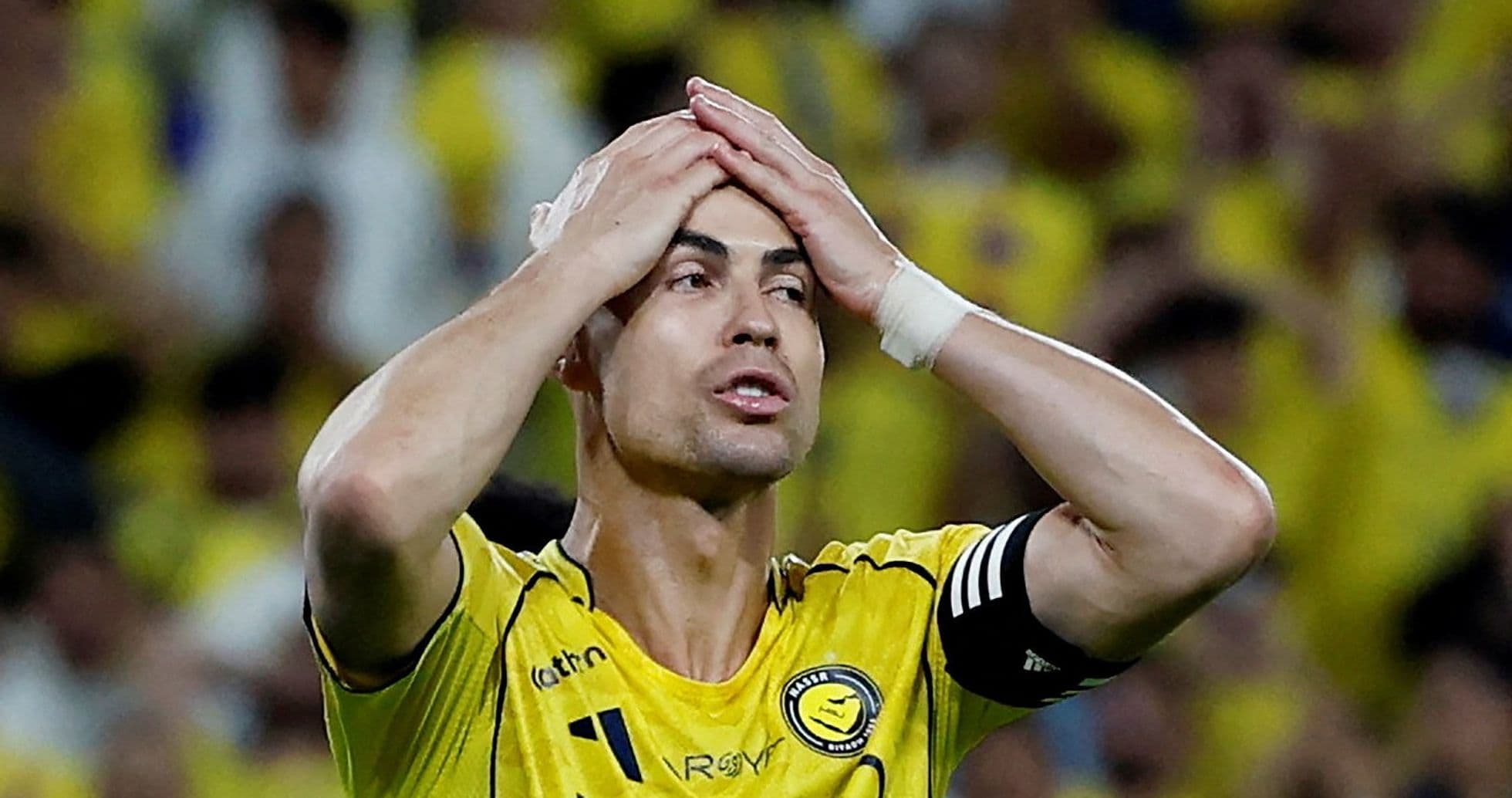 Jugador con camiseta amarilla se agarra la cabeza