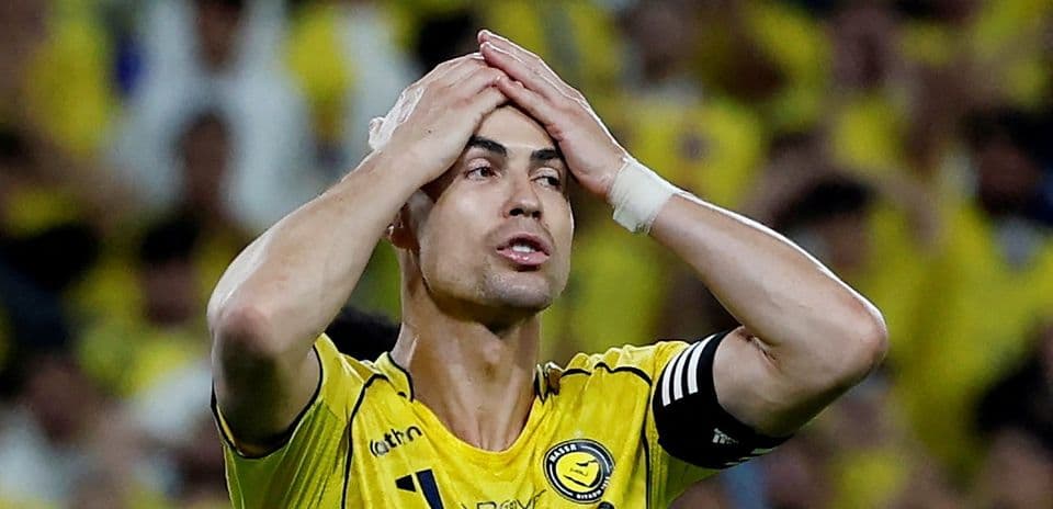 Jugador con camiseta amarilla se agarra la cabeza