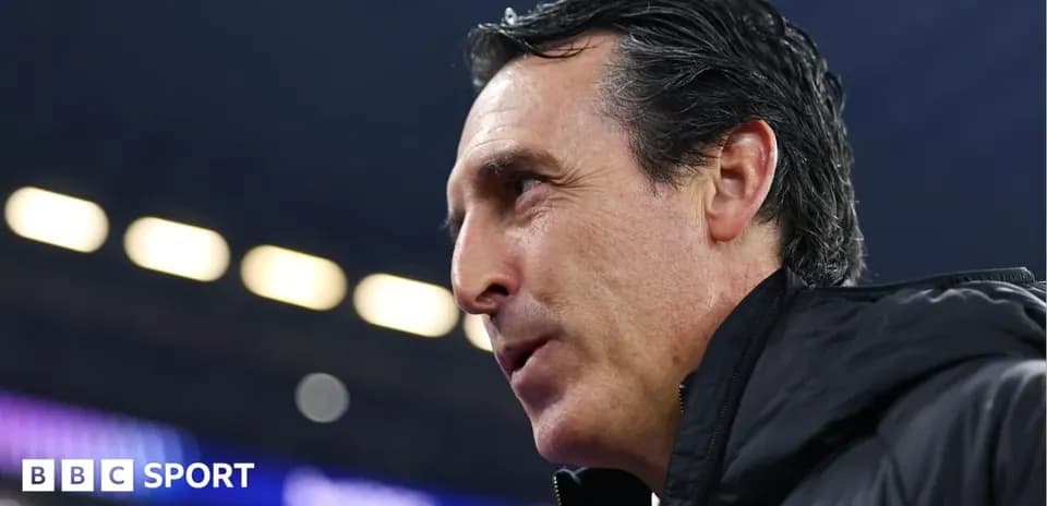 Entrenador hablando durante el partido en el estadio