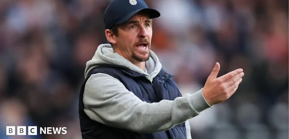 Entrenador dirigiendo instrucciones durante un partido