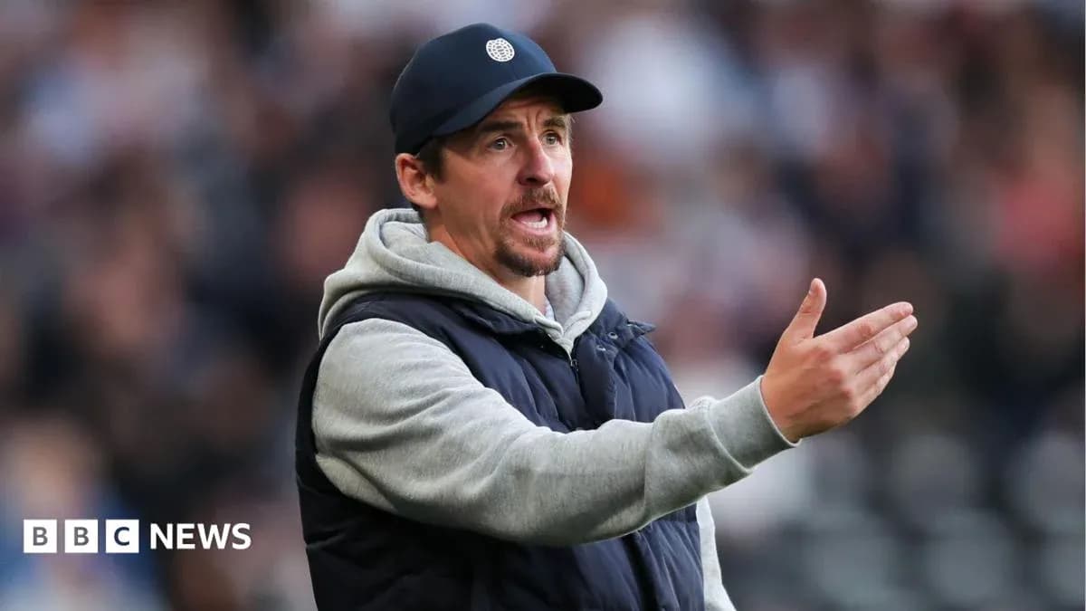Entrenador dirigiendo instrucciones durante un partido