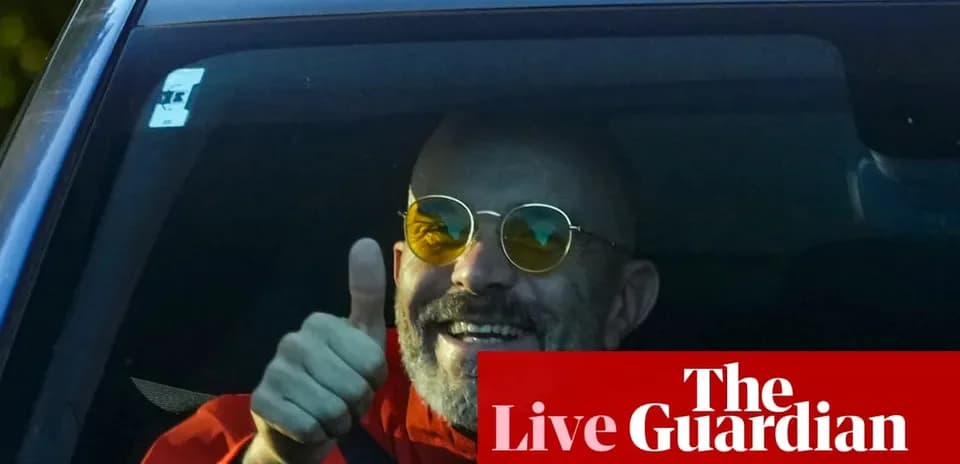 Hombre sonriendo y haciendo un pulgar hacia arriba desde un coche