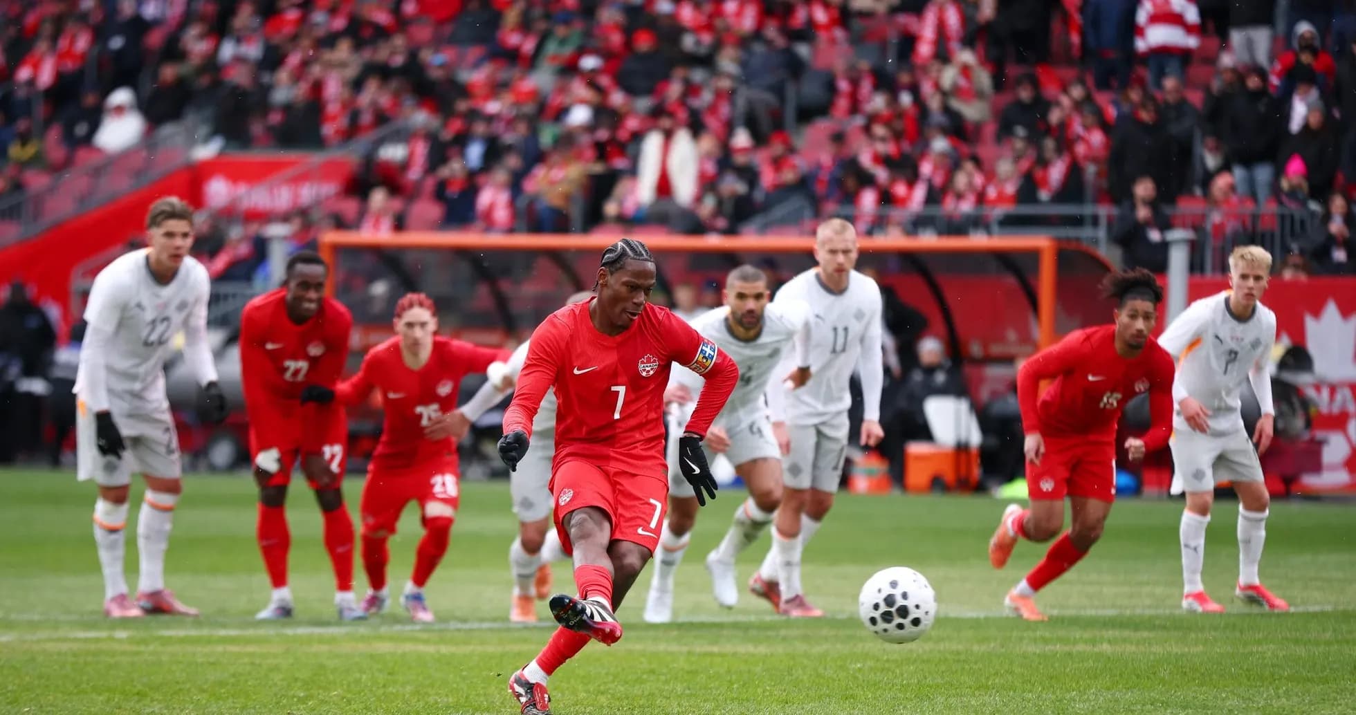 Jugador de Canadá ejecutando un penalti