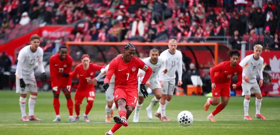 Jugador de Canadá ejecutando un penalti
