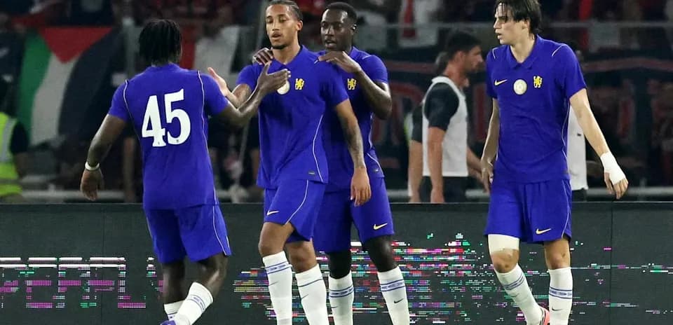 Jugadores celebrando en partido de fútbol