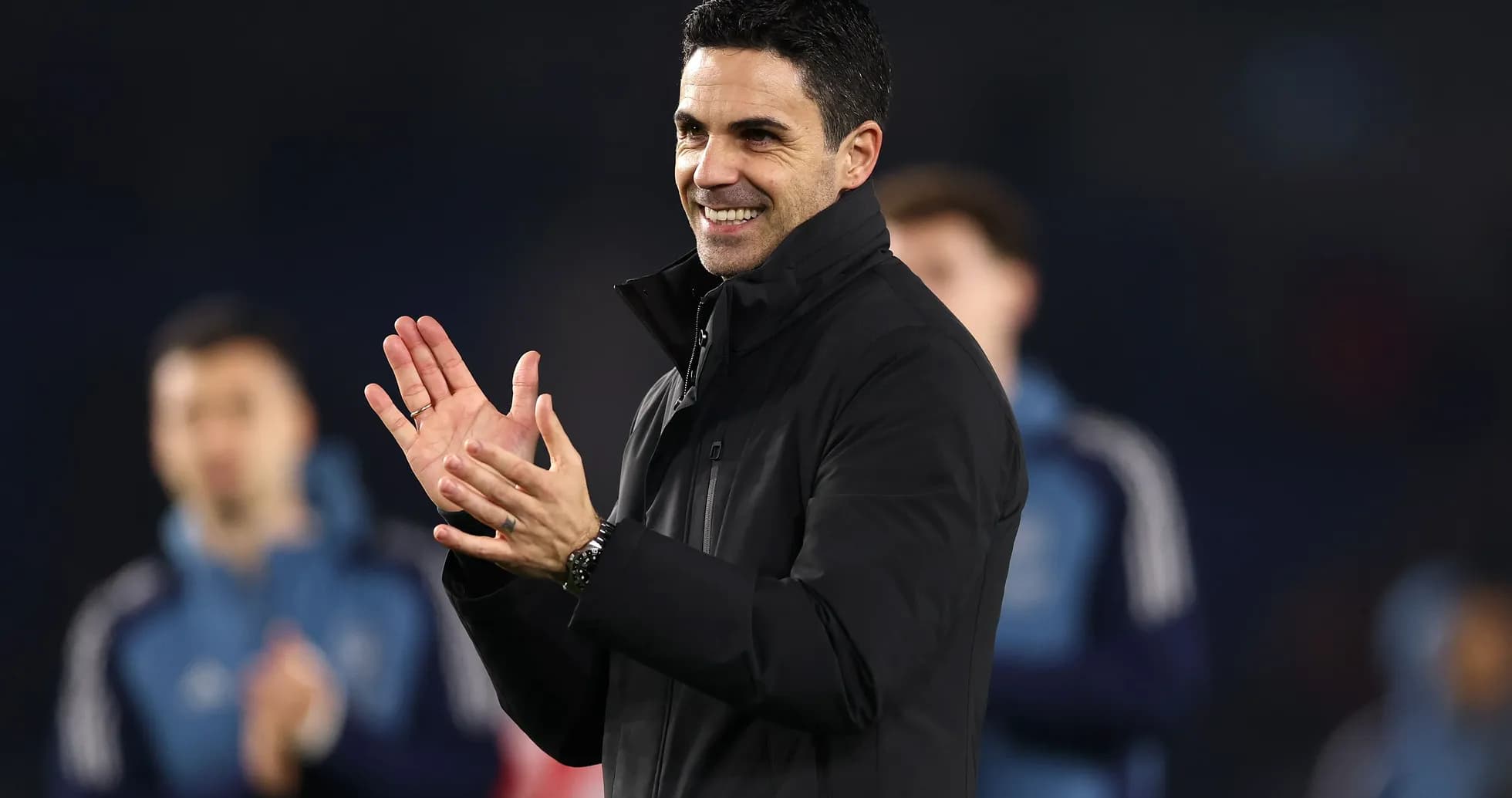Entrenador aplaudiendo durante el partido