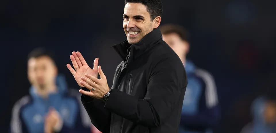 Entrenador aplaudiendo durante el partido