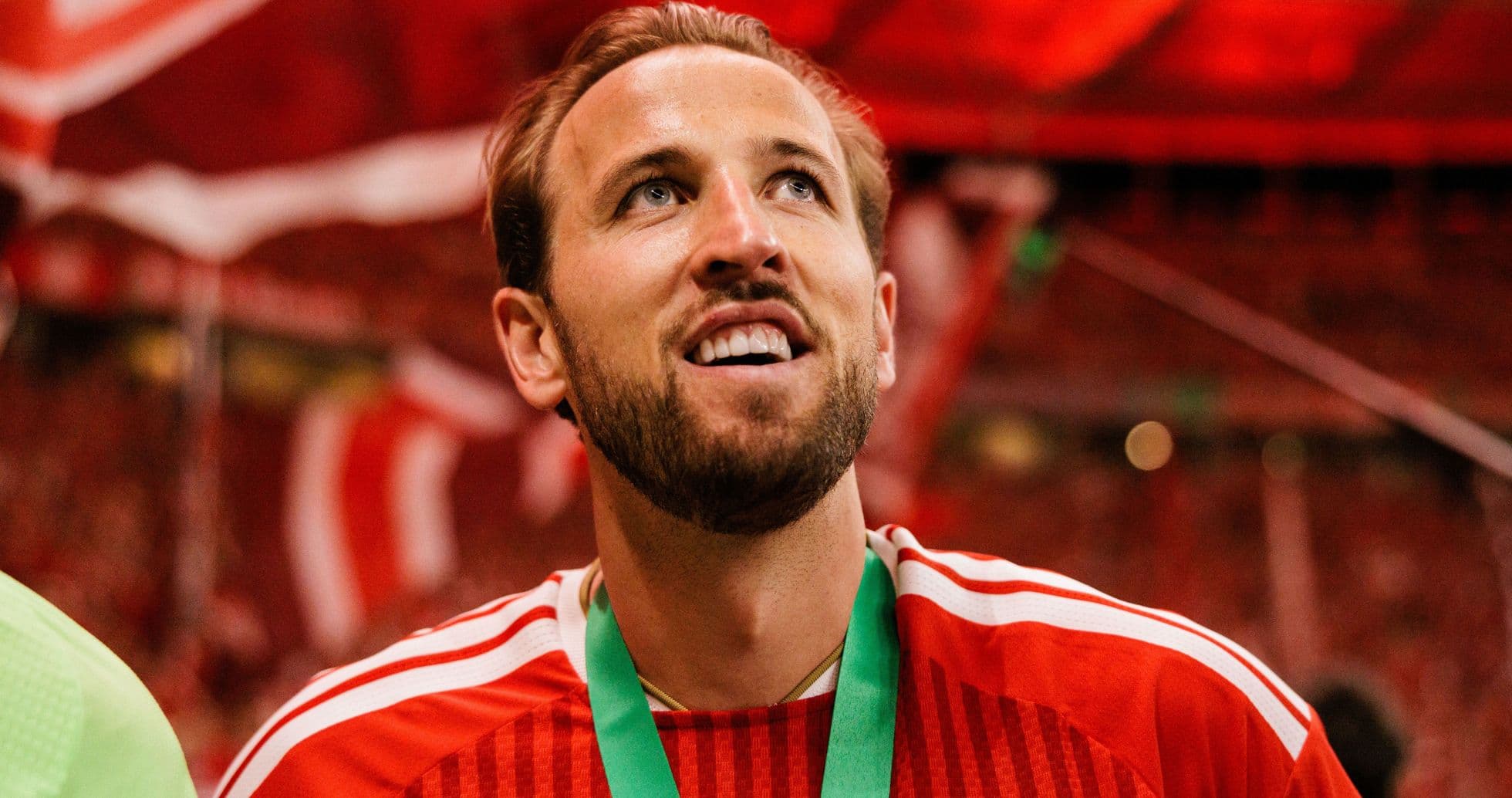 Jugador celebrando con medalla en un estadio