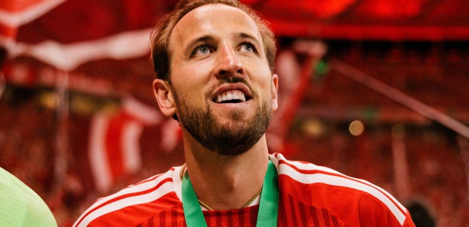 Jugador celebrando con medalla en un estadio