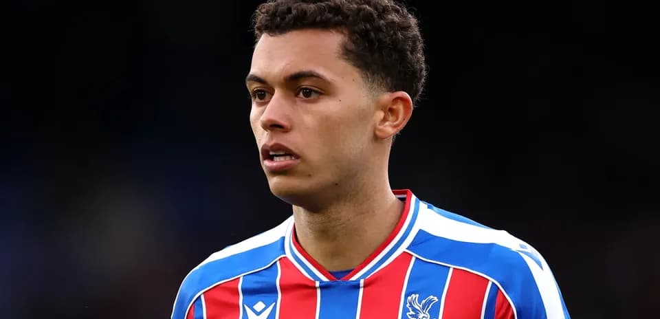 Jugador de Crystal Palace en uniforme de juego