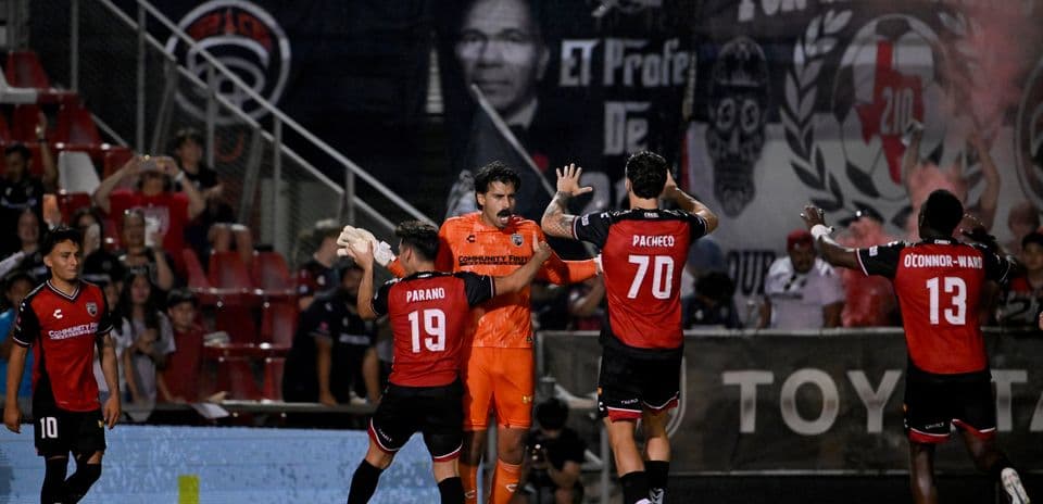 Jugadores de San Antonio celebrando un gol