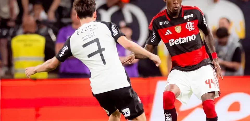Jugador de Flamengo driblando a rival de Corinthians