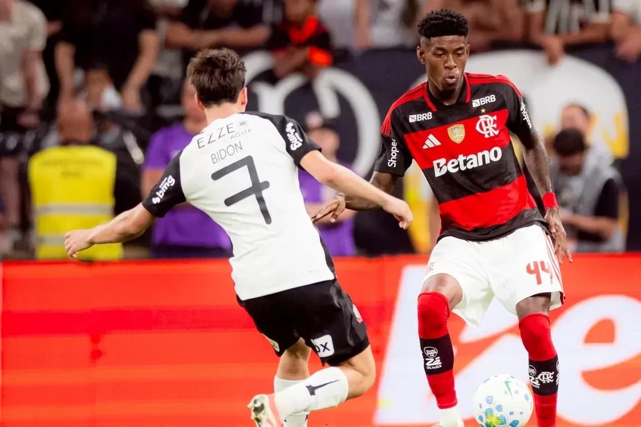 Jugador de Flamengo driblando a rival de Corinthians
