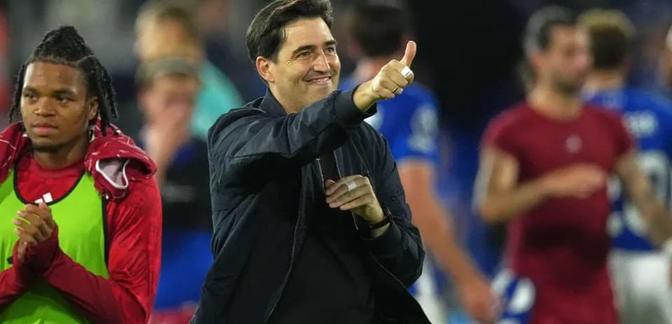 Entrenador sonriendo y haciendo gesto de pulgar arriba
