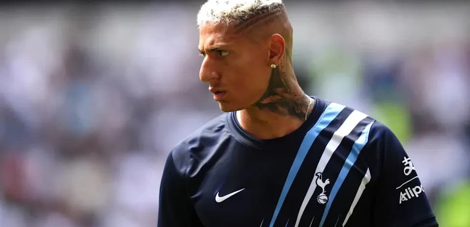 Jugador de Tottenham en uniforme antes del partido
