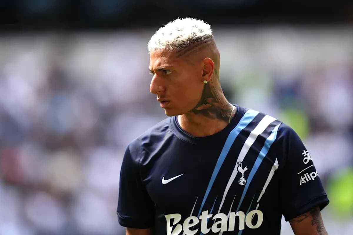 Jugador de Tottenham en uniforme antes del partido