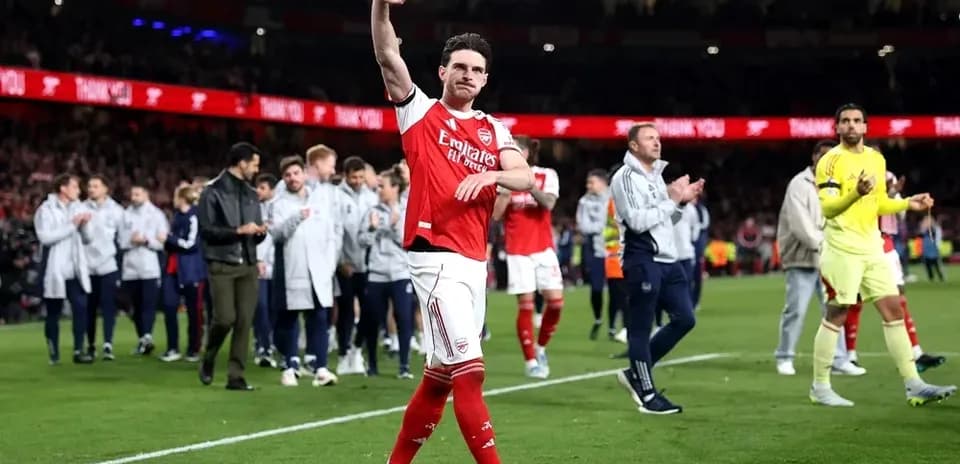 Jugador de Arsenal saludando a la afición en el estadio