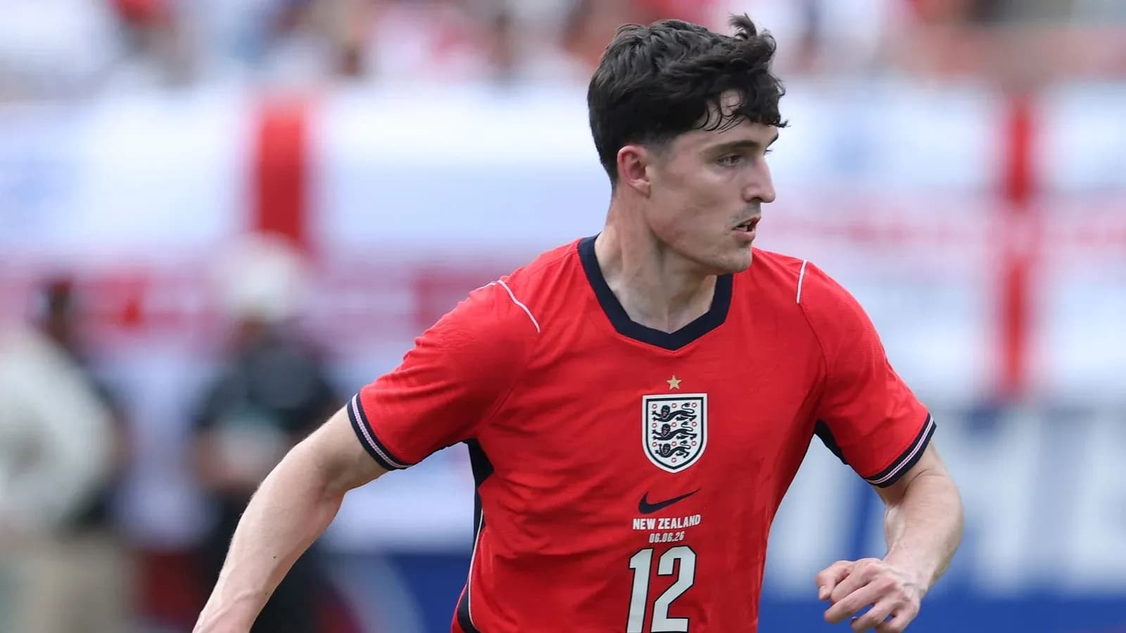 Jugador de Inglaterra corriendo con balón durante el partido