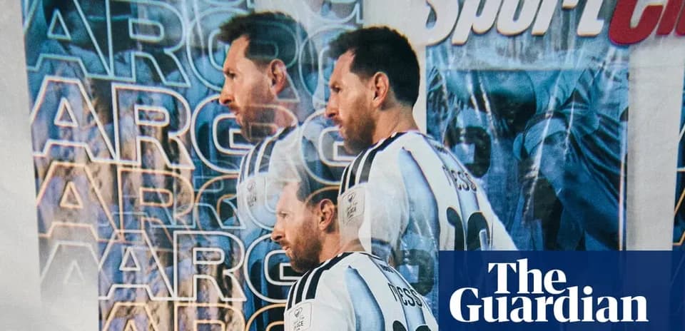 Jugador con camiseta argentina en fondo promocional