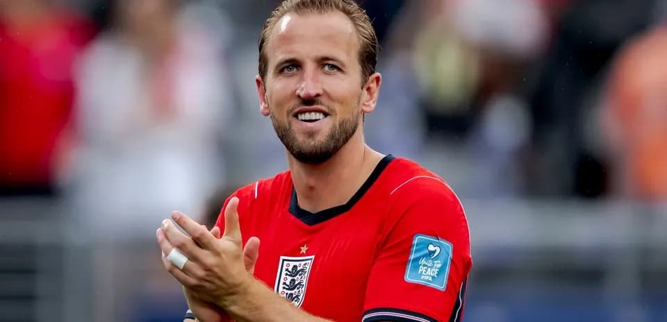 Jugador aplaudiendo con camiseta roja de Inglaterra