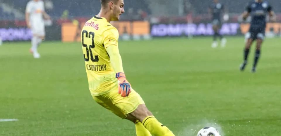 Portero de Red Bull Salzburg despejando el balón