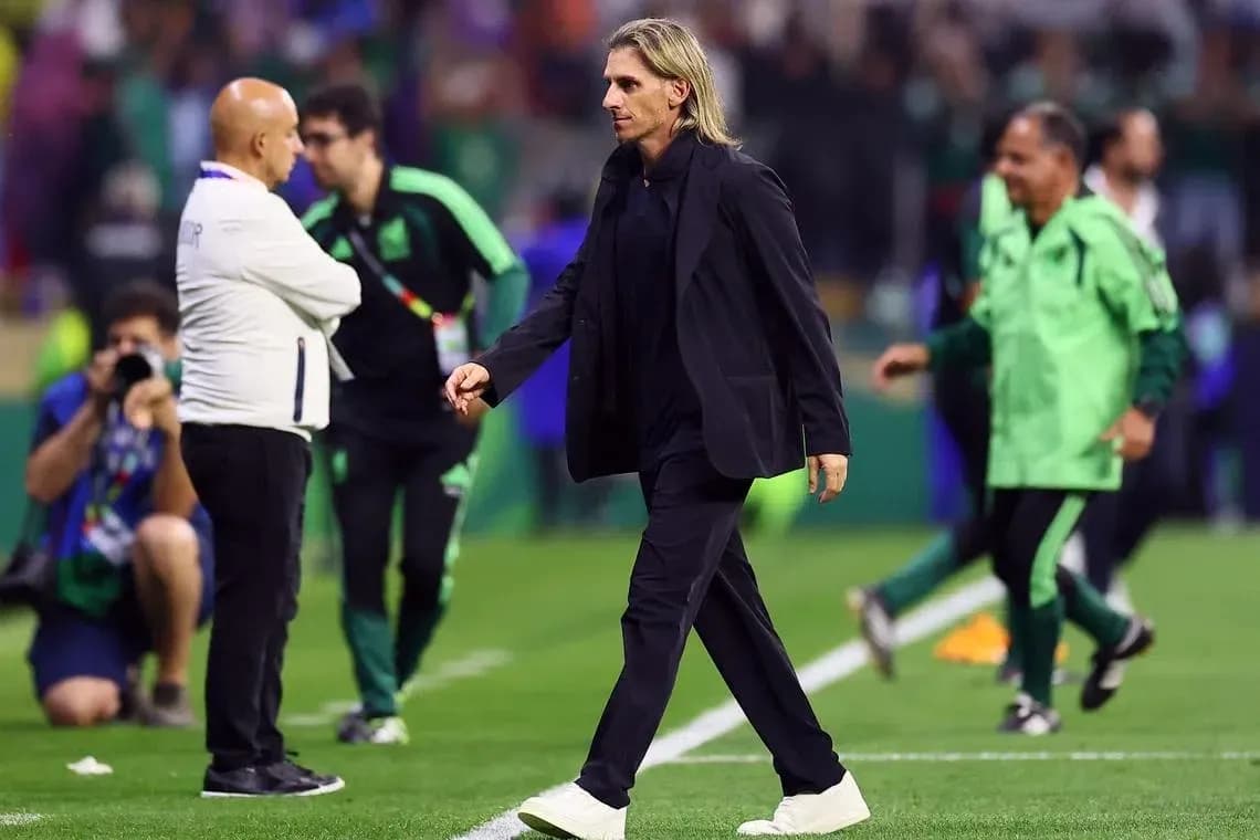 Entrenador caminando por el campo tras el partido
