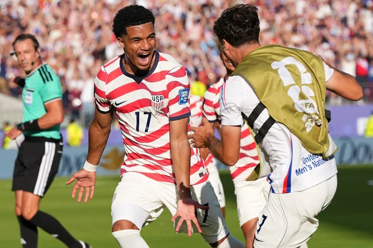 Jugador de EE. UU. celebrando un gol
