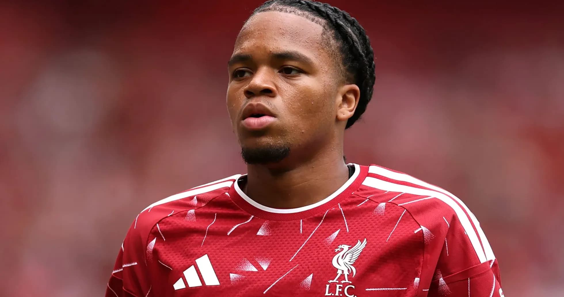 Jugador de Liverpool en uniforme rojo durante el partido