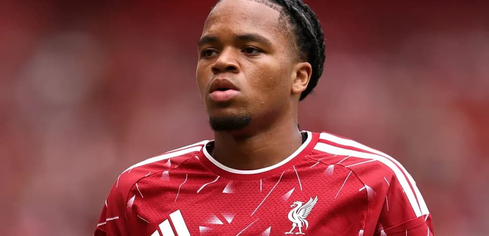 Jugador de Liverpool en uniforme rojo durante el partido