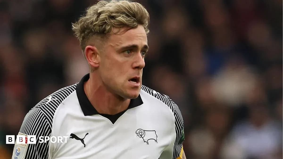 Jugador de Derby County corriendo en el campo