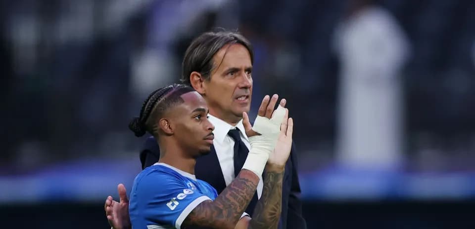 Entrenador y jugador saludando tras el partido