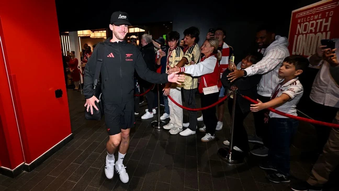 Jugador saludando a aficionados en la entrada