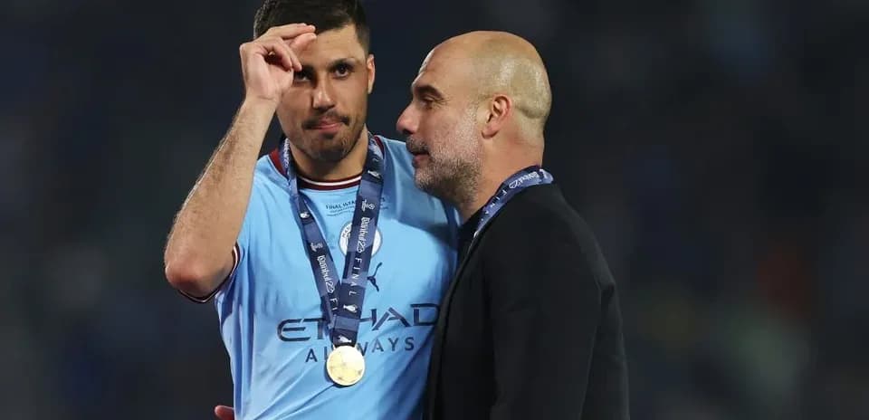 Jugador y entrenador celebrando tras el partido