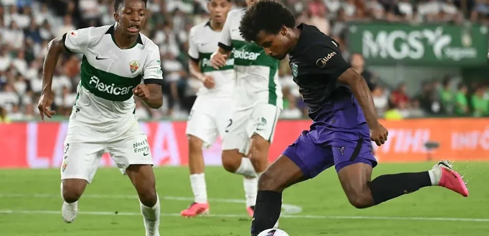 Jugador driblando mientras es marcado por oponente