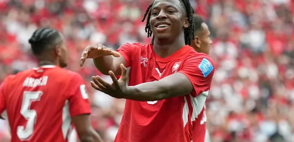 Jugador de Suiza celebrando con compañeros en el campo