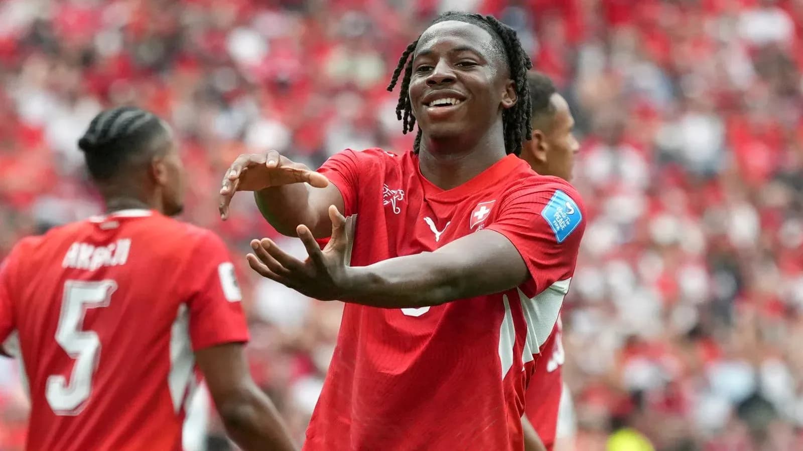Jugador de Suiza celebrando con compañeros en el campo
