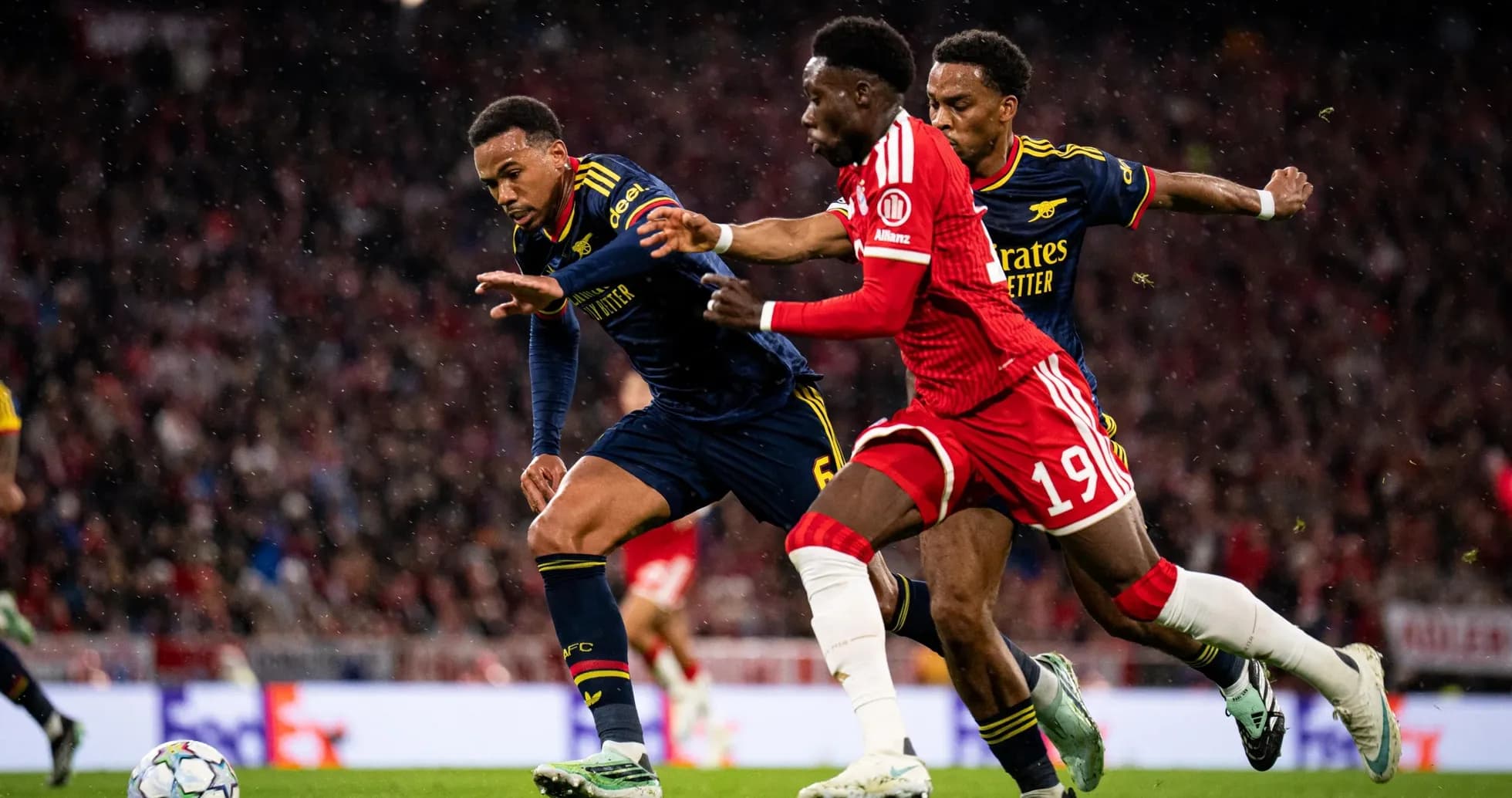 Jugadores de Bayern y Arsenal luchando por el balón